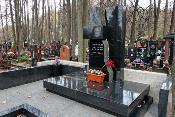 Расколотая надвое мемориальная стела прямоугольной формы